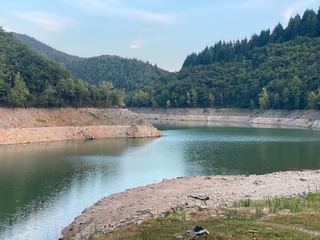 Randonner autour du lac d'avène dans hérault